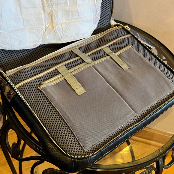 Ultimate RFID Theft-Proof Crossbody Bag - Picture 5 of 14